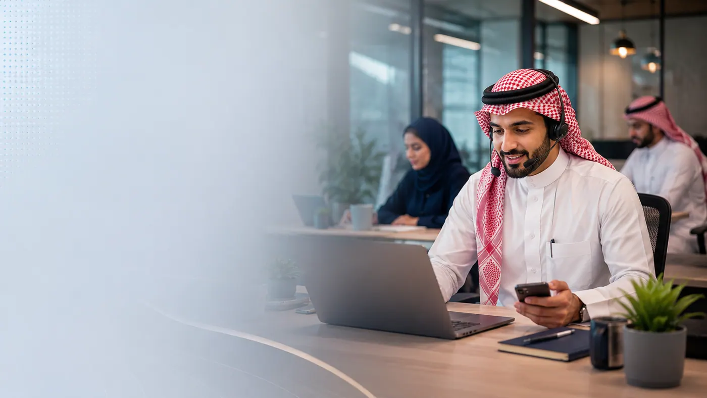 مشهد مبيعات ومتابعة عبر واتساب في سياق سعودي